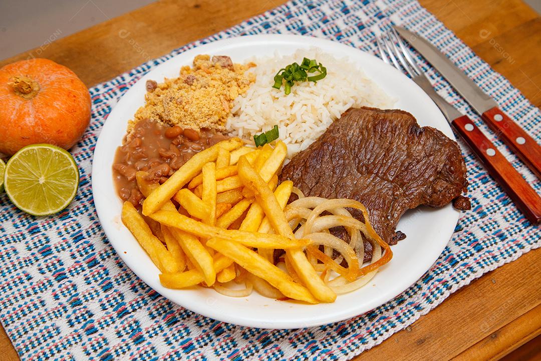 Prato de Arroz feijão batata frita e bife
