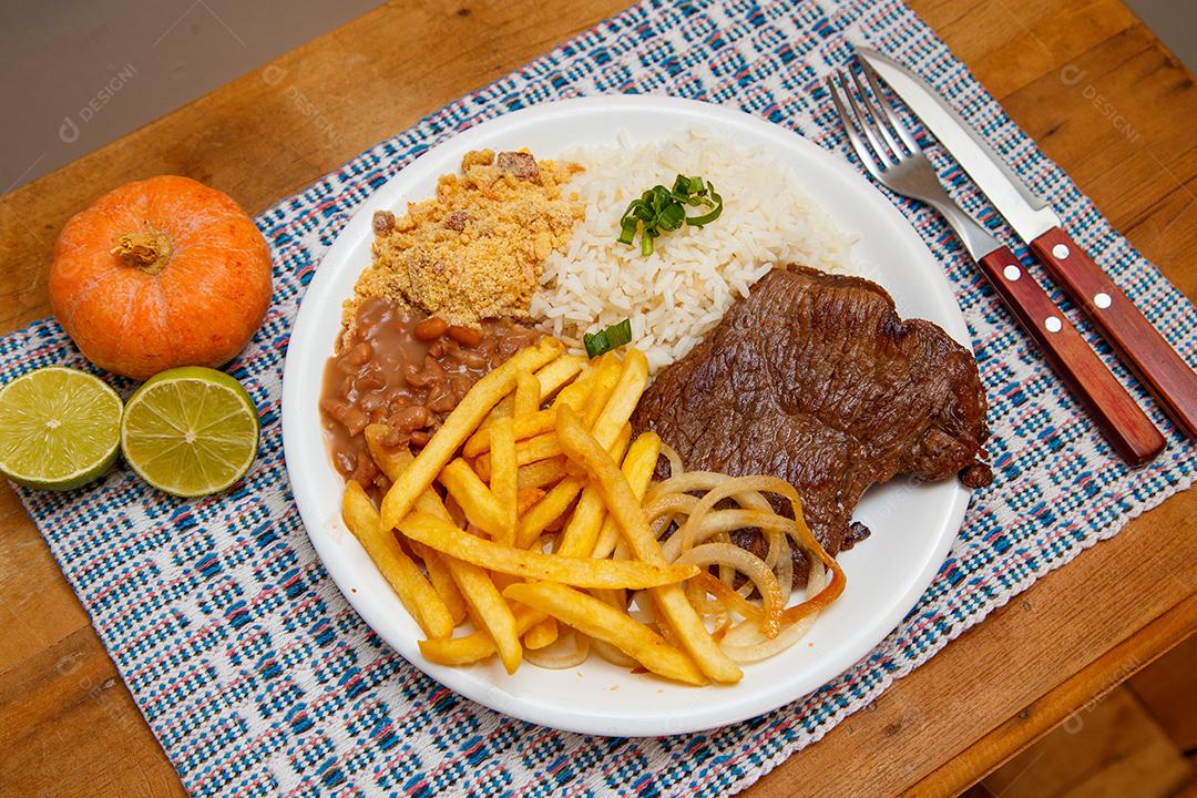 Prato de Arroz feijão batata frita e bife