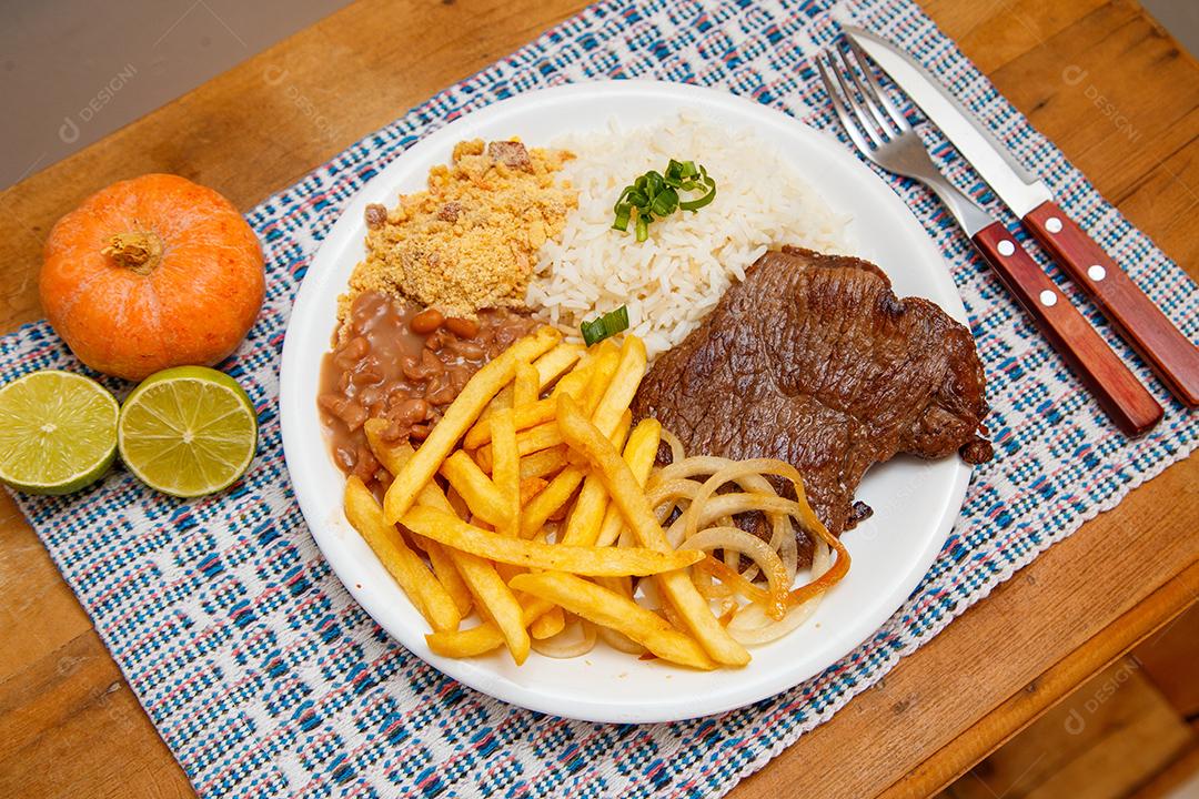 Prato de Arroz feijão batata frita e bife