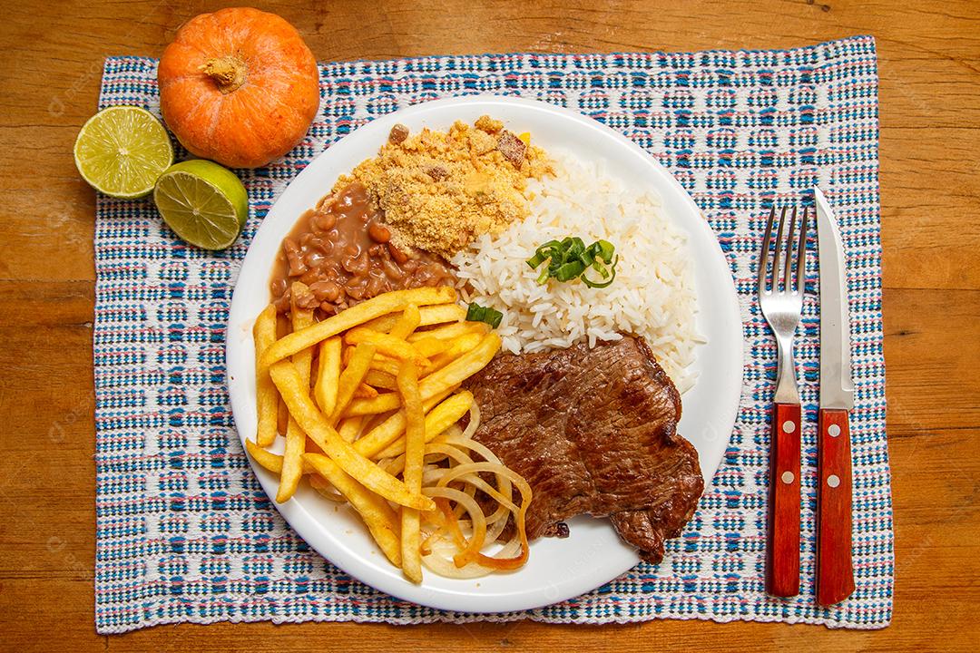 Prato de Arroz feijão batata frita e bife