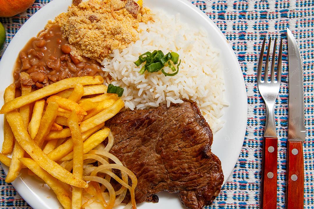 Prato de Arroz feijão batata frita e bife