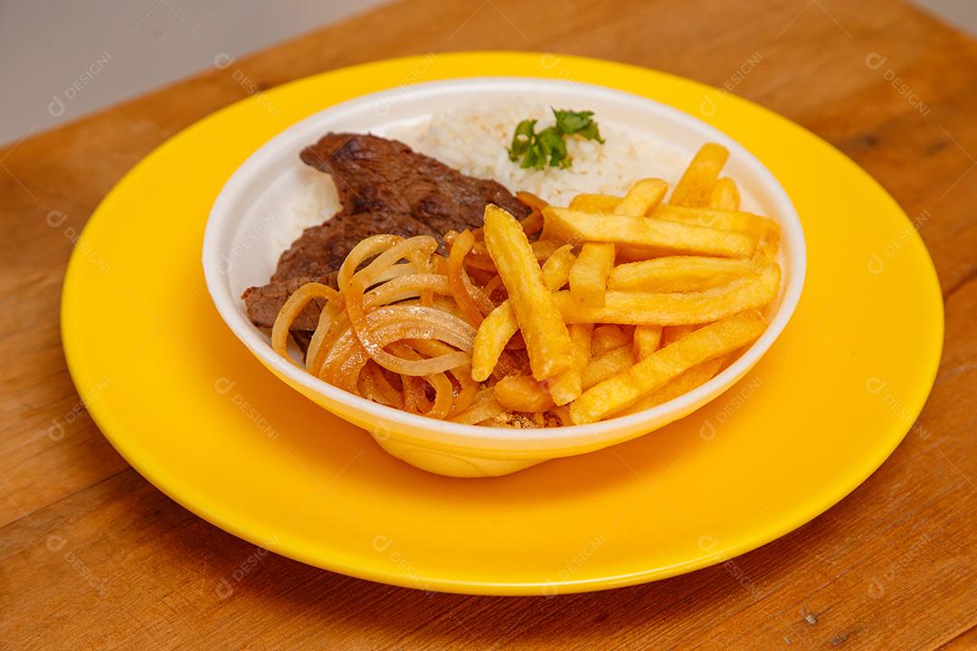 Prato de Arroz feijão batata frita e bife