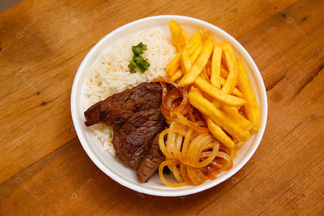 Prato de Arroz feijão batata frita e bife
