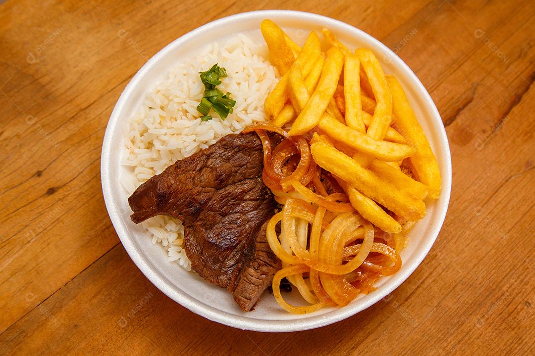 Prato de Arroz feijão batata frita e bife