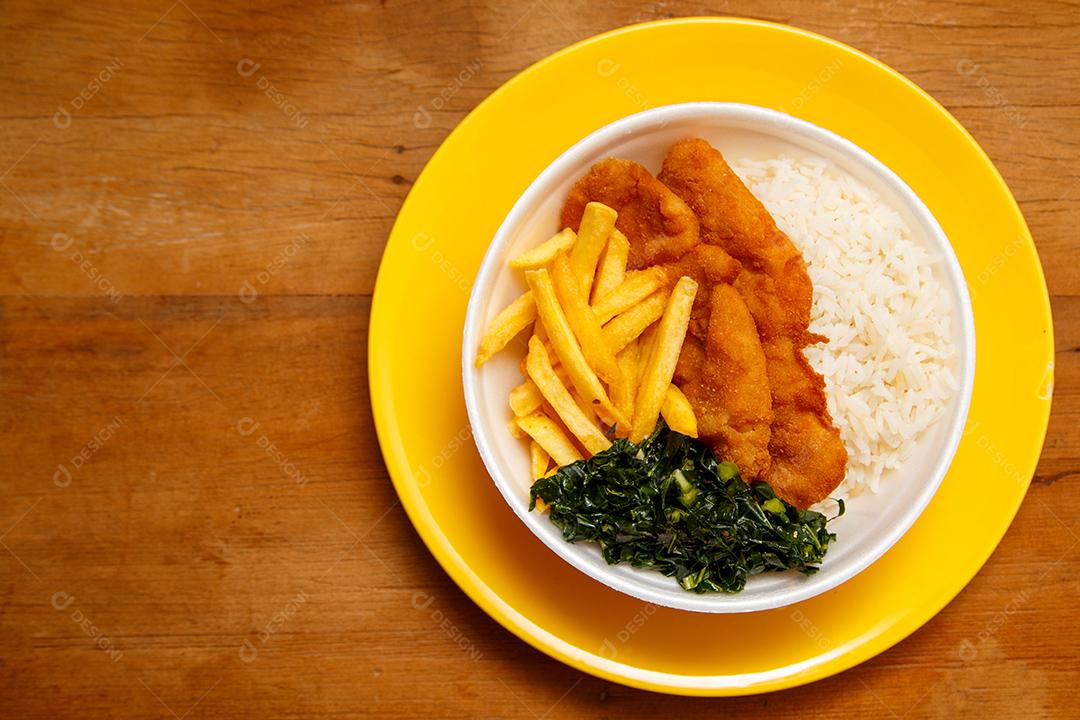 Delicioso prato de frango empanado com arroz