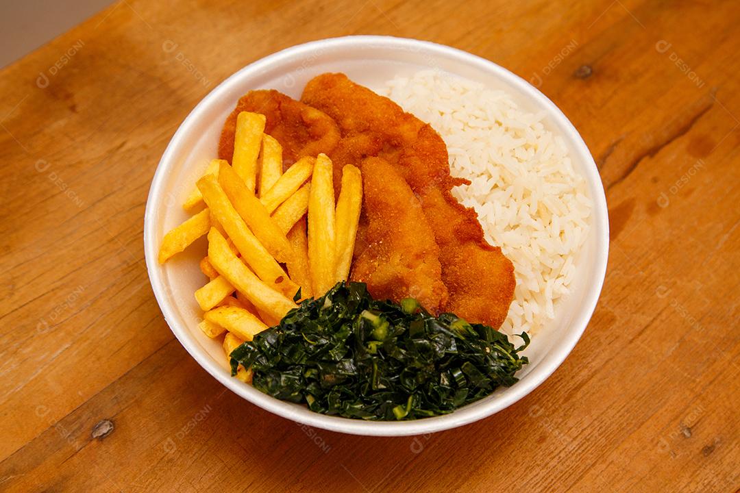 Delicioso prato de frango empanado com arroz