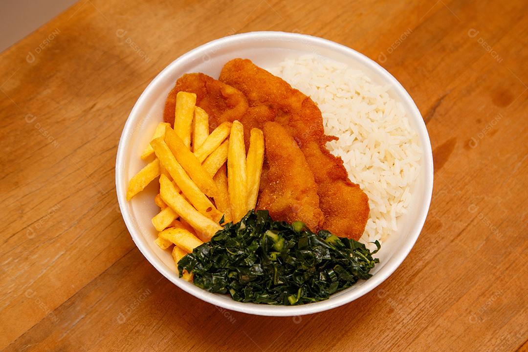 Delicioso prato de frango empanado com arroz