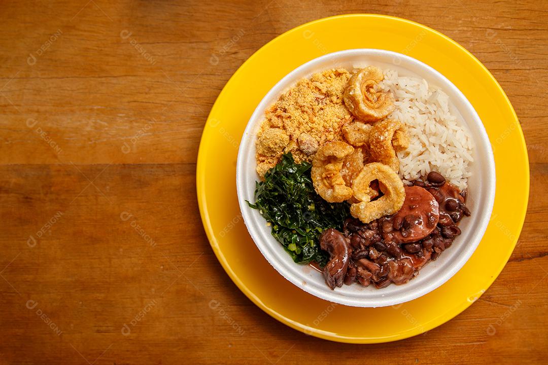 Feijoada, a tradição da culinária brasileira Delicioso prato feito de feijoada com torresmo