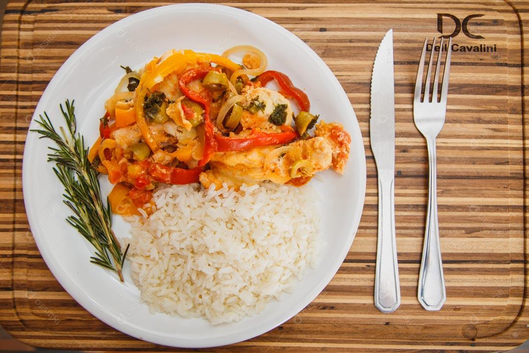 Prato de comida com macarrão arroz e temperos ao lado talheres de metal