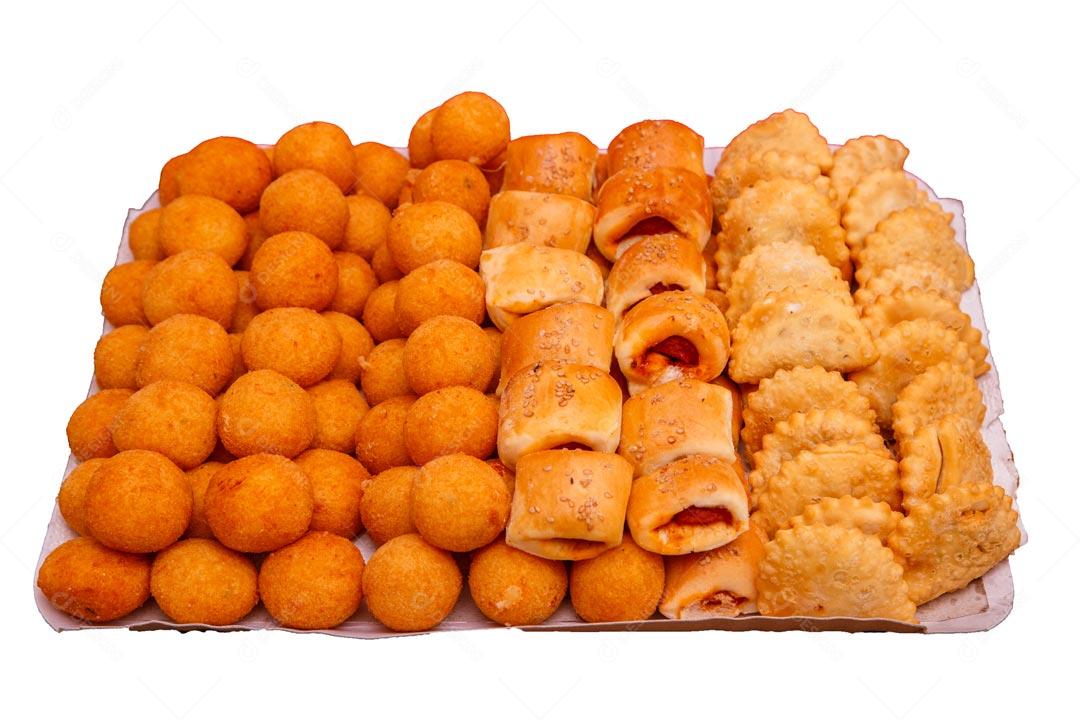 Deliciosos petiscos de festa salgadinhos fritos coxinha pastel kibe em formas de papelão