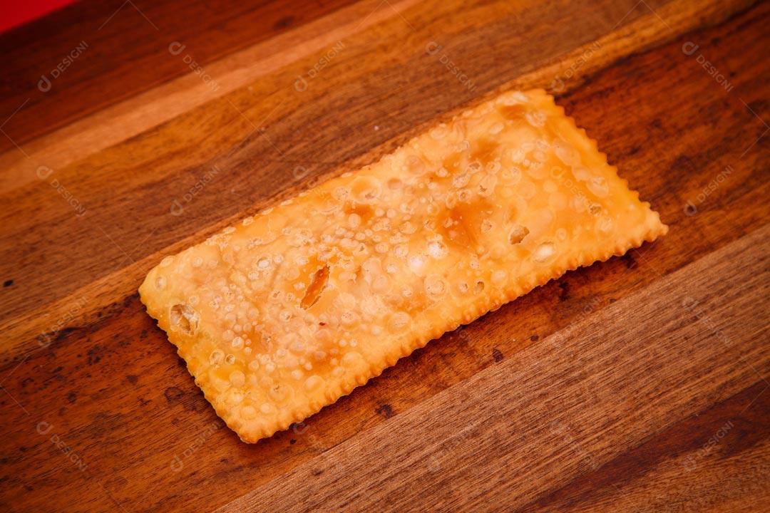 Pastel sobre mesa com temperos verdes fundo vermelho