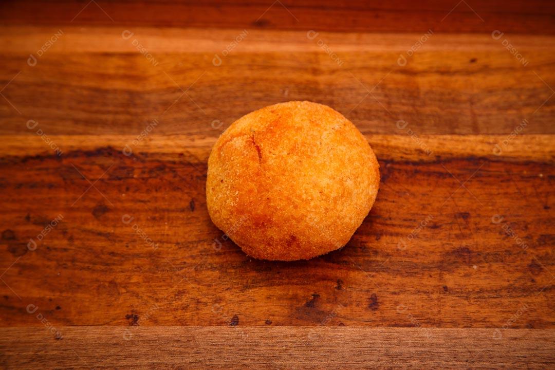 Coxinhas sobre mesa com temperos verdes