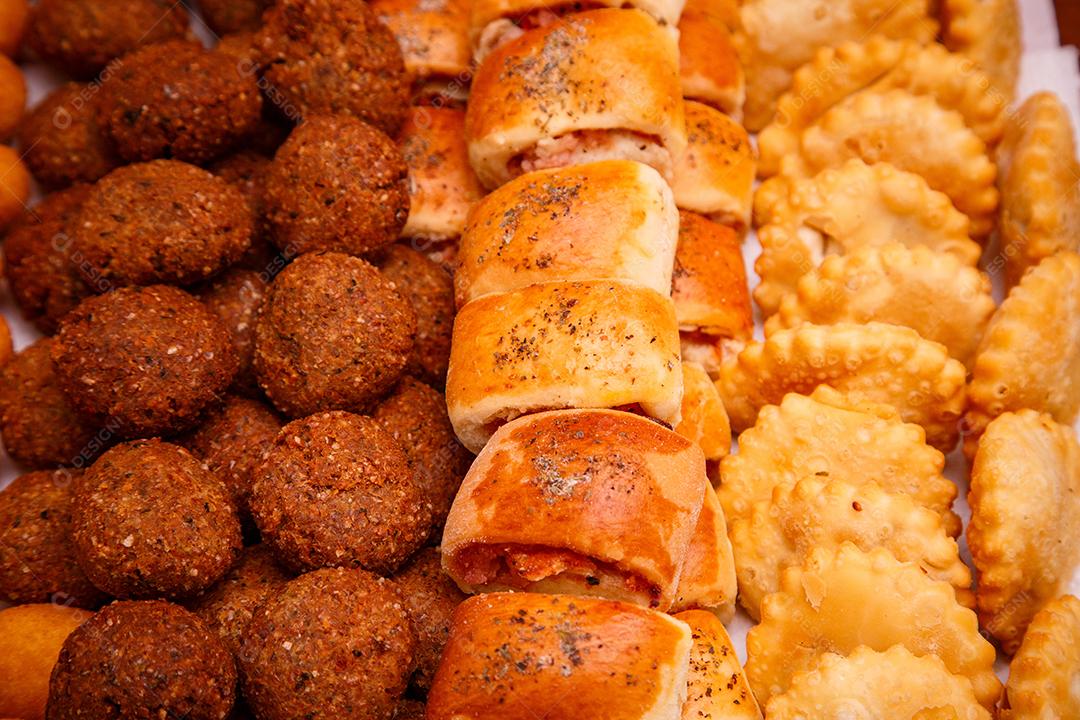 deliciosos petiscos de festa. Salgadinhos fritos