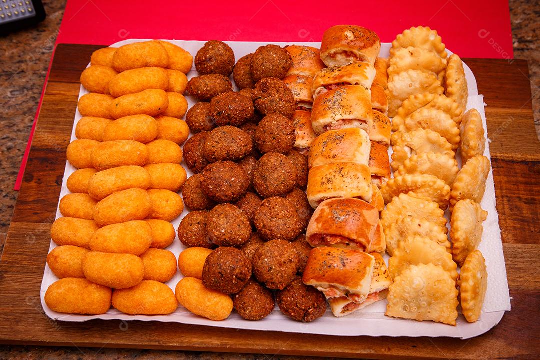 deliciosos petiscos de festa. Salgadinhos fritos