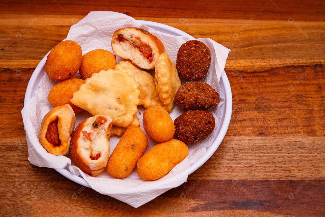 deliciosos petiscos de festa. Salgadinhos fritos