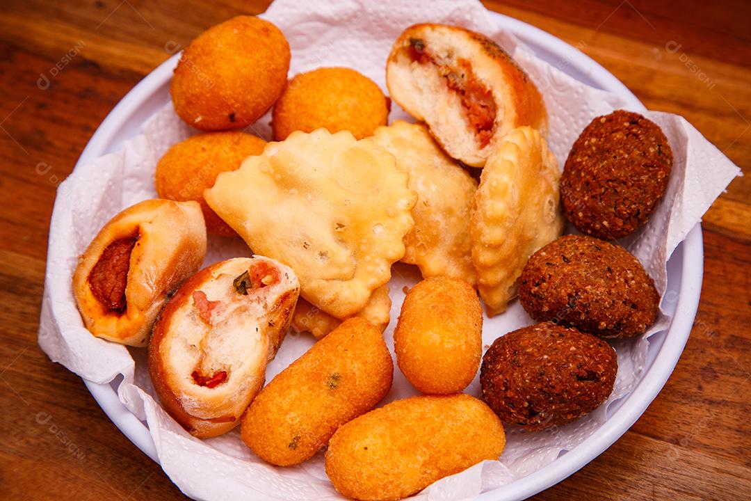 deliciosos petiscos de festa. Salgadinhos fritos