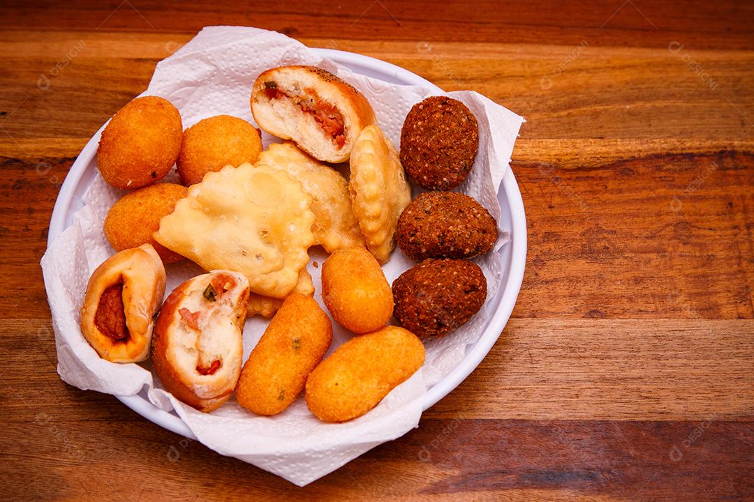 deliciosos petiscos de festa. Salgadinhos fritos