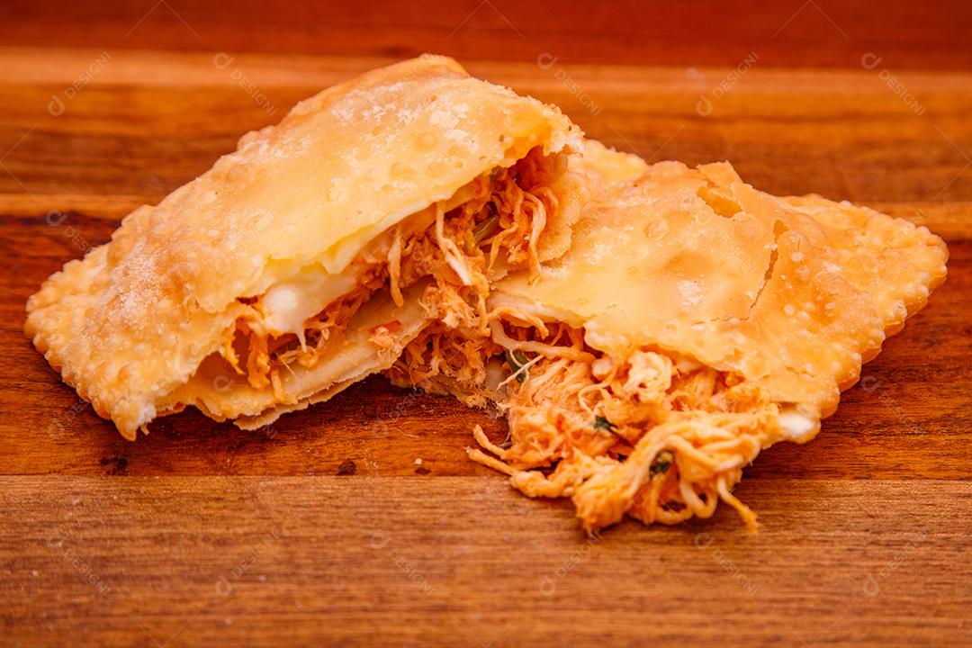 delicioso pastel de frango comida típica brasileira