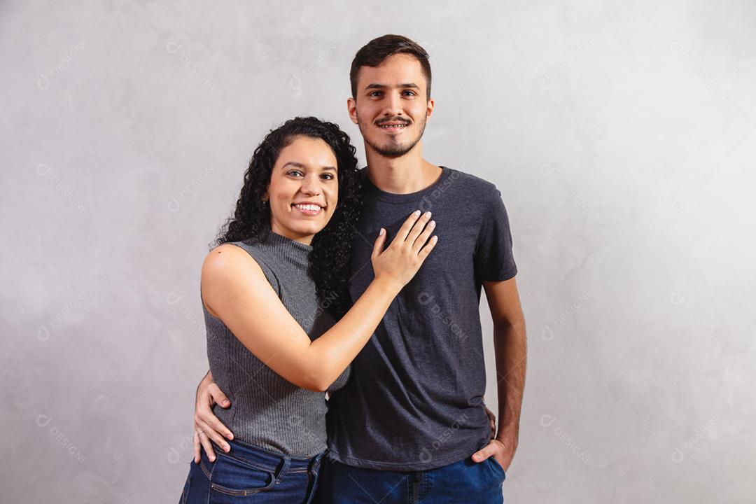 feliz casal de namorados em fundo cinza