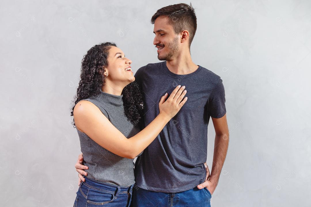 feliz casal de namorados em fundo cinza