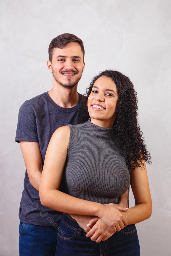 feliz casal de namorados em fundo cinza