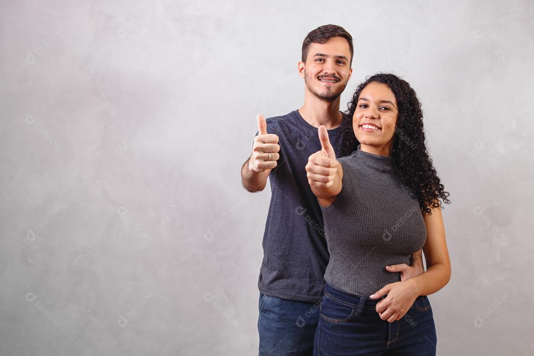 feliz casal de namorados em fundo cinza