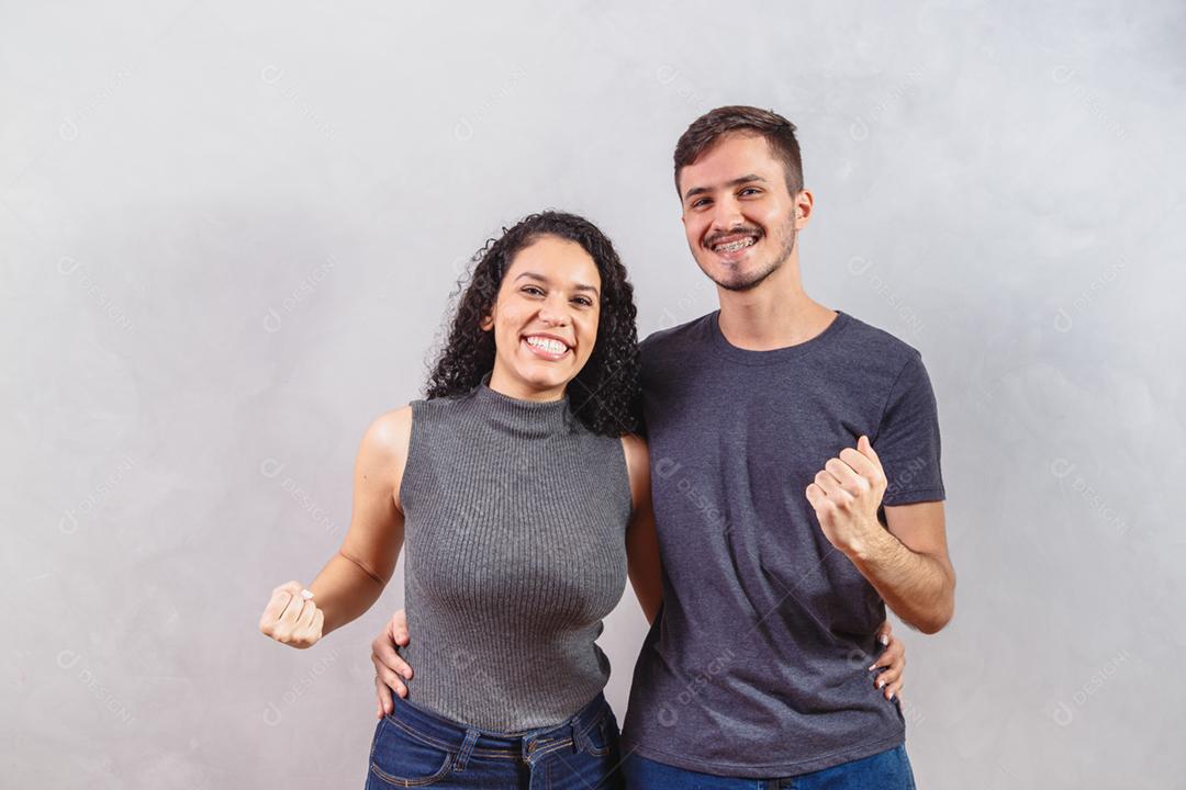 feliz casal de namorados em fundo cinza