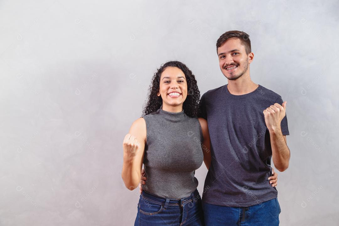 feliz casal de namorados em fundo cinza