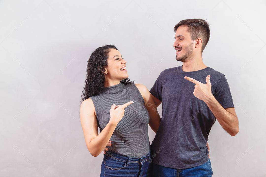 feliz casal de namorados em fundo cinza