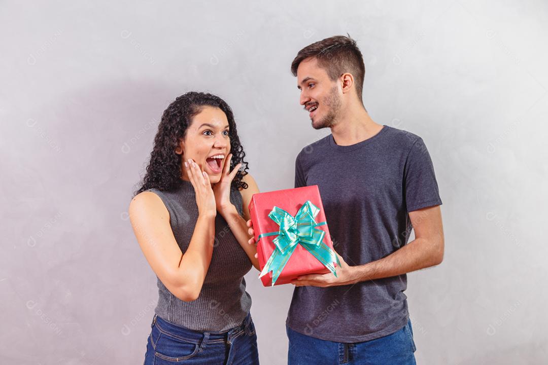 feliz casal de namorados em fundo cinza