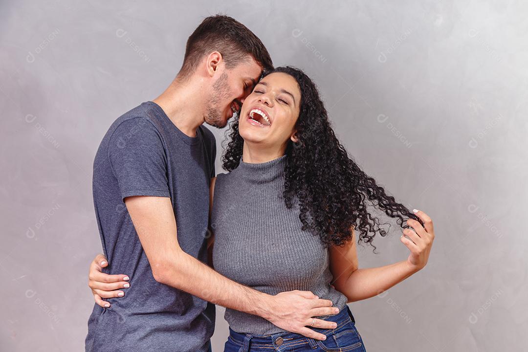 Jovem bonito está cobrindo os olhos da namorada e dando um Presente