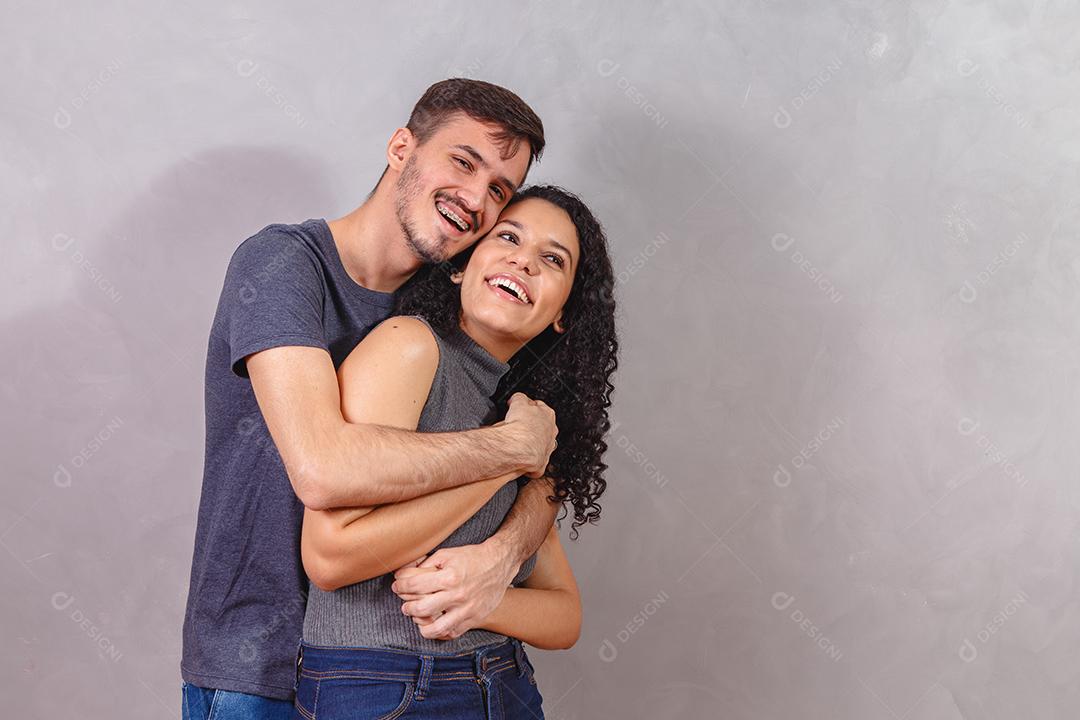 Jovem bonito está cobrindo os olhos da namorada e dando um Presente