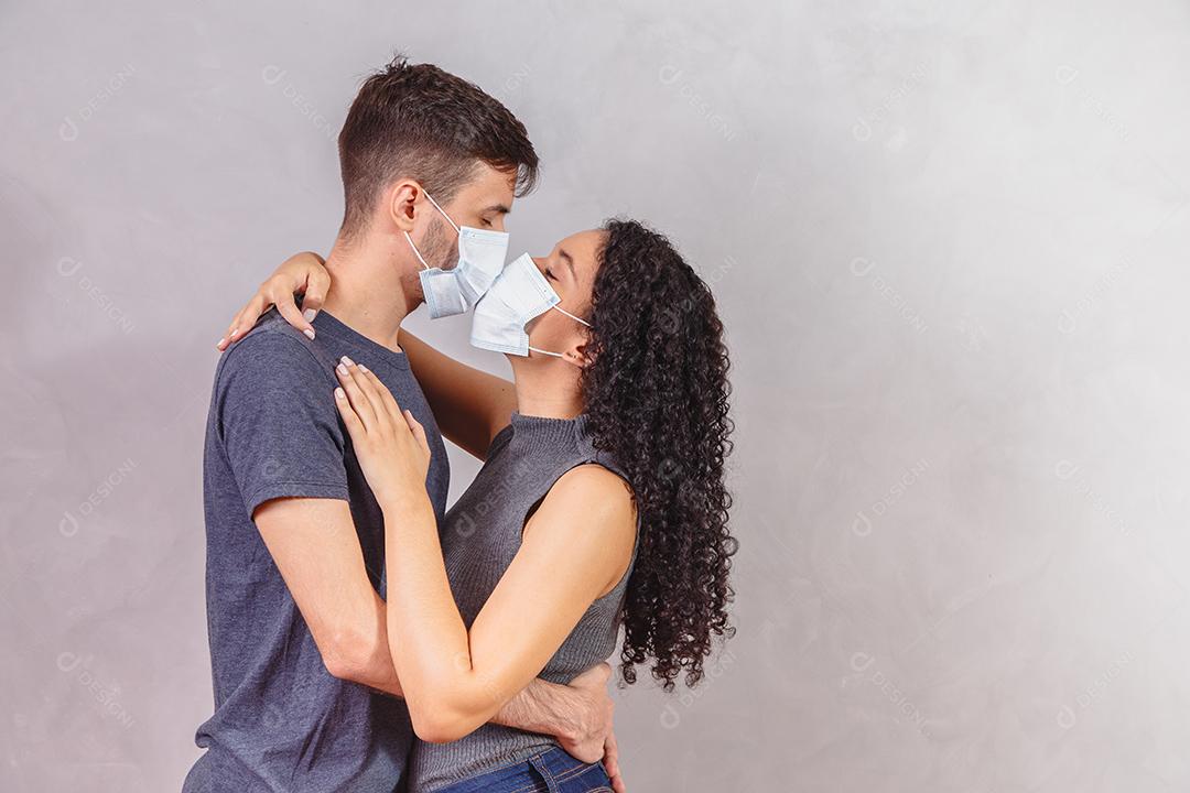 Casal de jovens usando máscaras protetoras