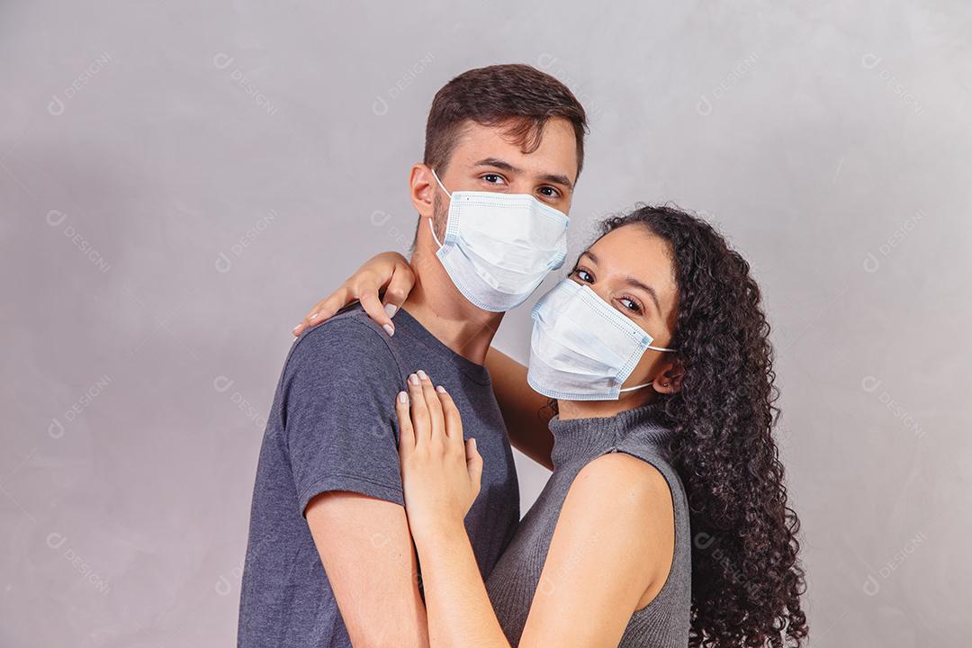 Casal de jovens usando máscaras protetoras