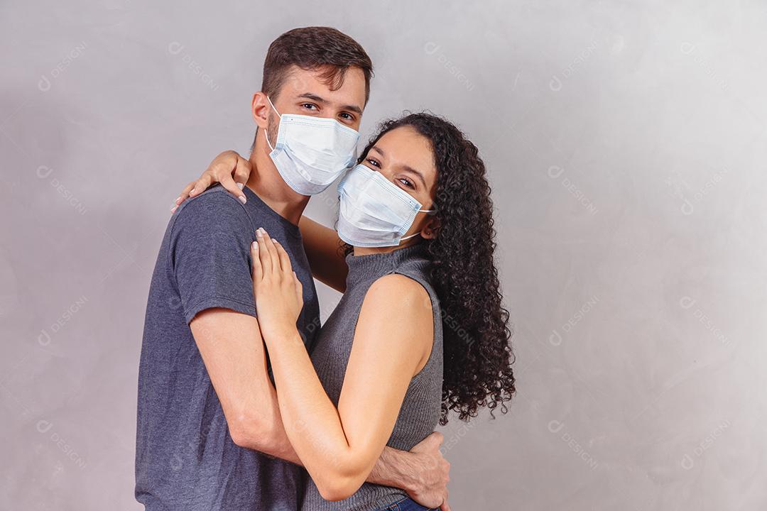 Casal de jovens usando máscaras protetoras