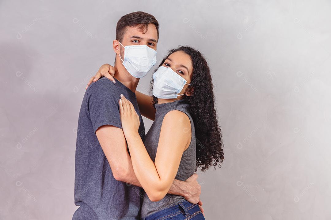 Casal de jovens usando máscaras protetoras