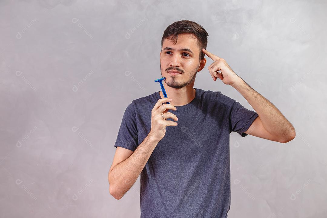 Homem Jovem segurando a lâmina de barbear