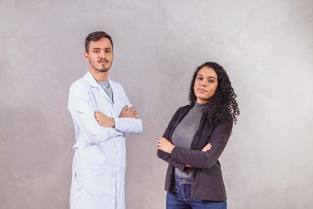 Casal de amantes em diferentes profissões Médico e Empresária