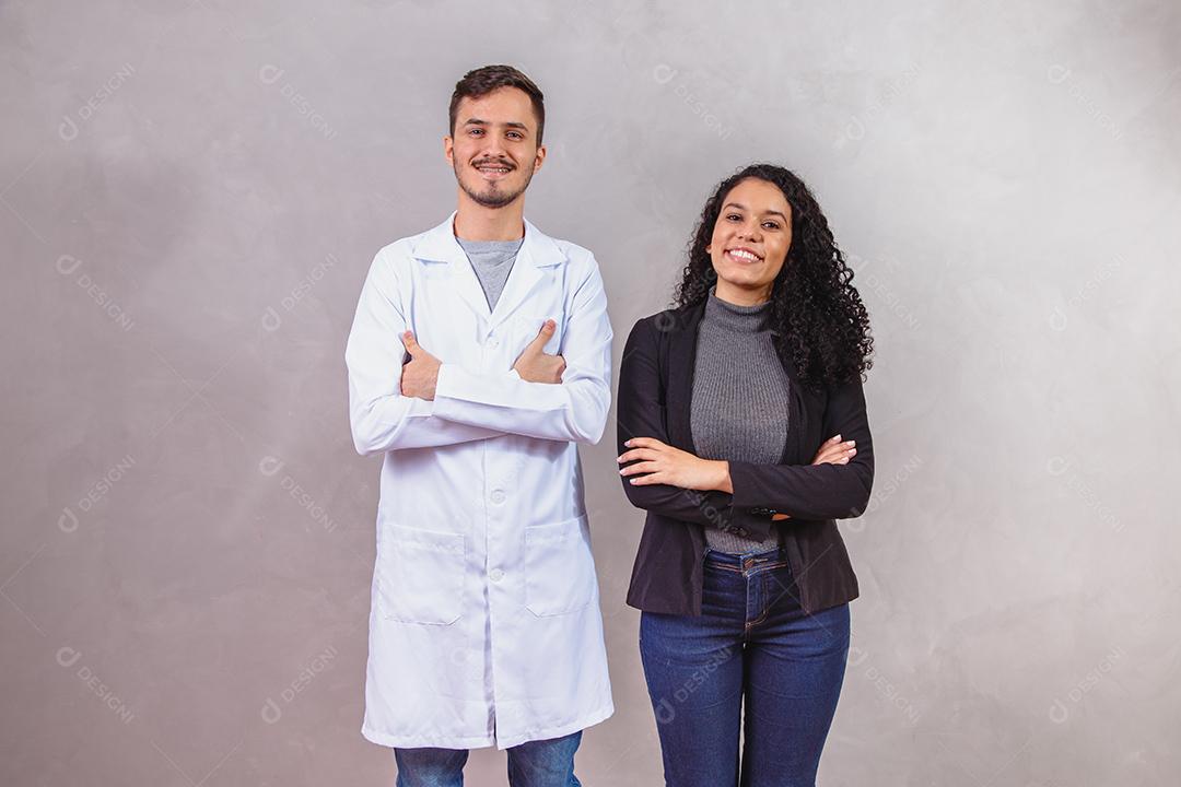 Casal de amantes em diferentes profissões Médico e Empresária
