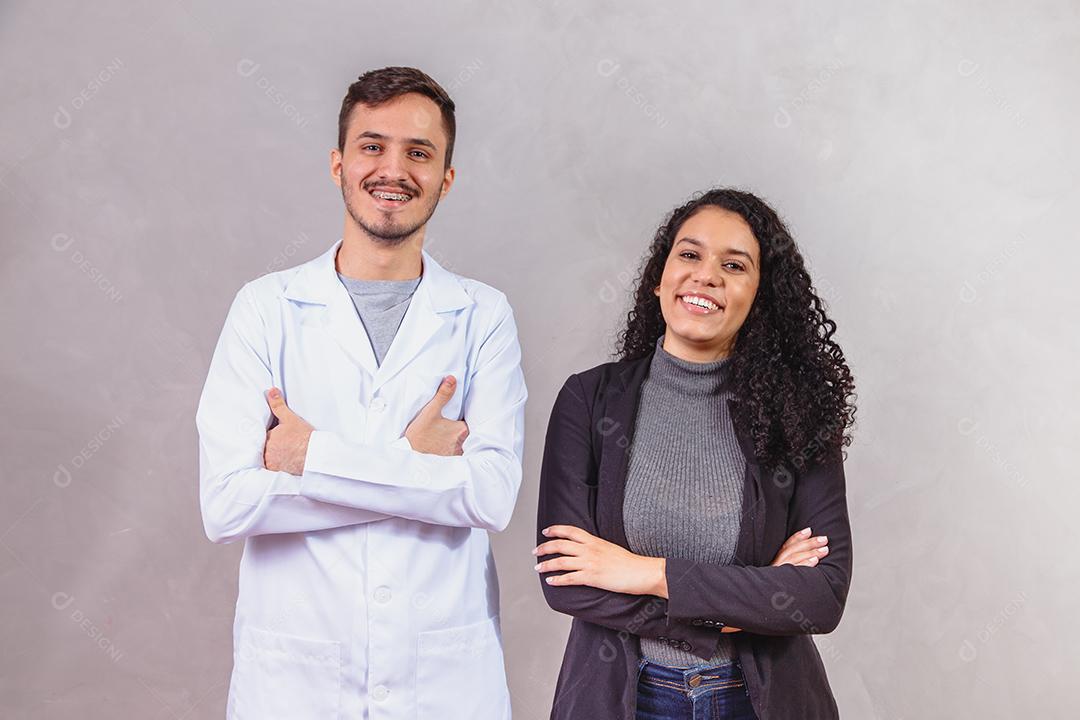 Casal de amantes em diferentes profissões Médico e Empresária