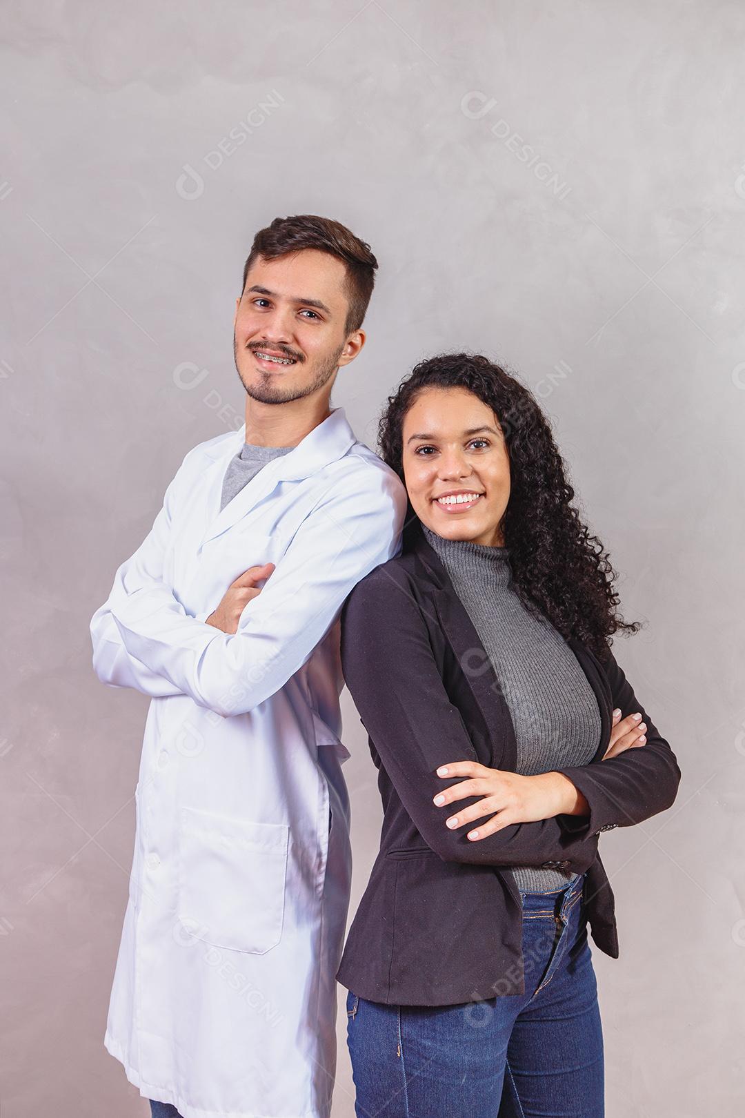 Casal de amantes em diferentes profissões Médico e Empresária