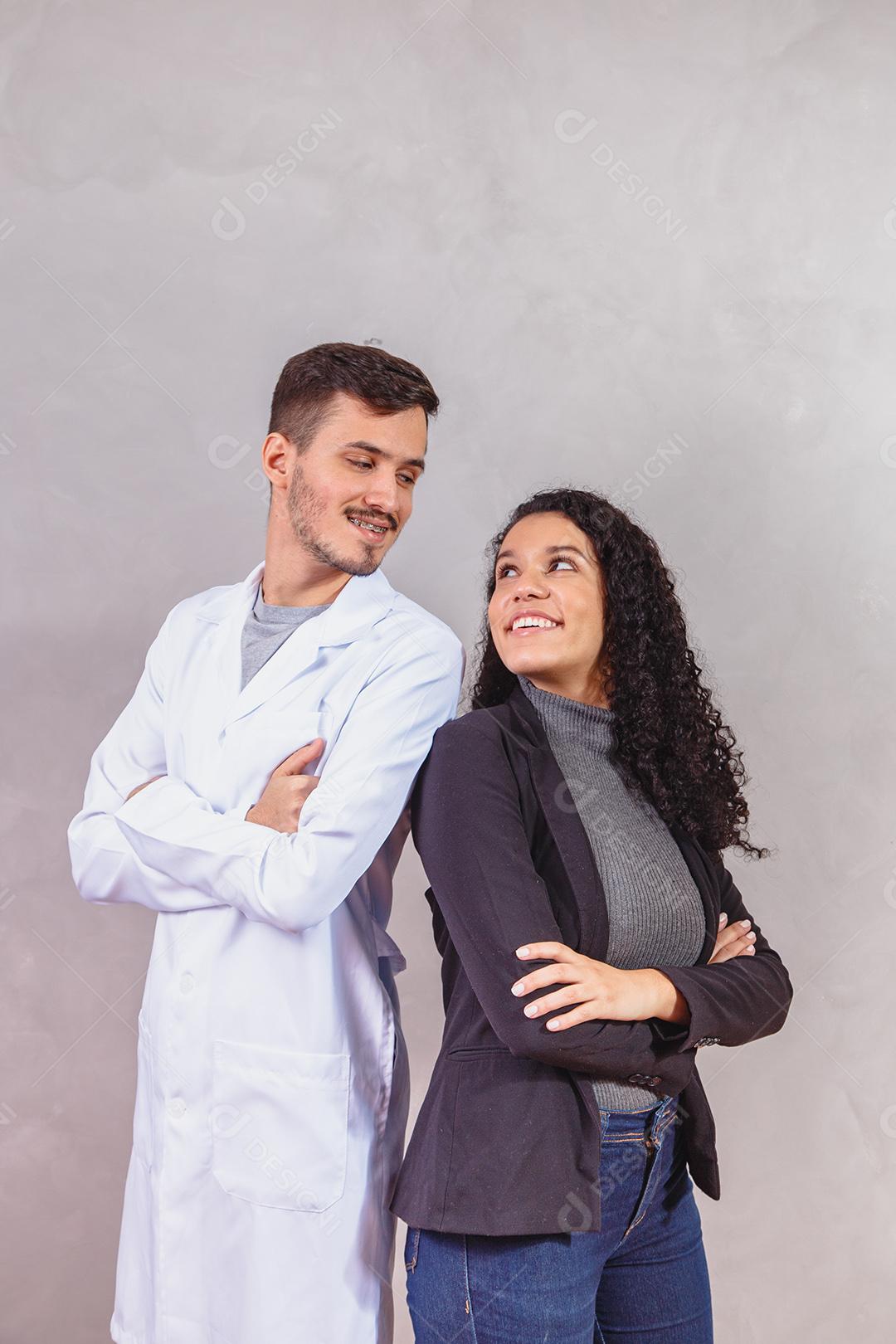 Casal de amantes em diferentes profissões Médico e Empresária