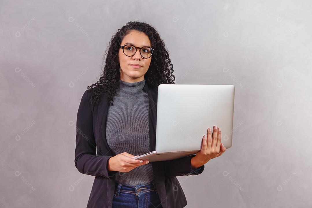 Mulher de negócios afro trabalhando online com computador portátil