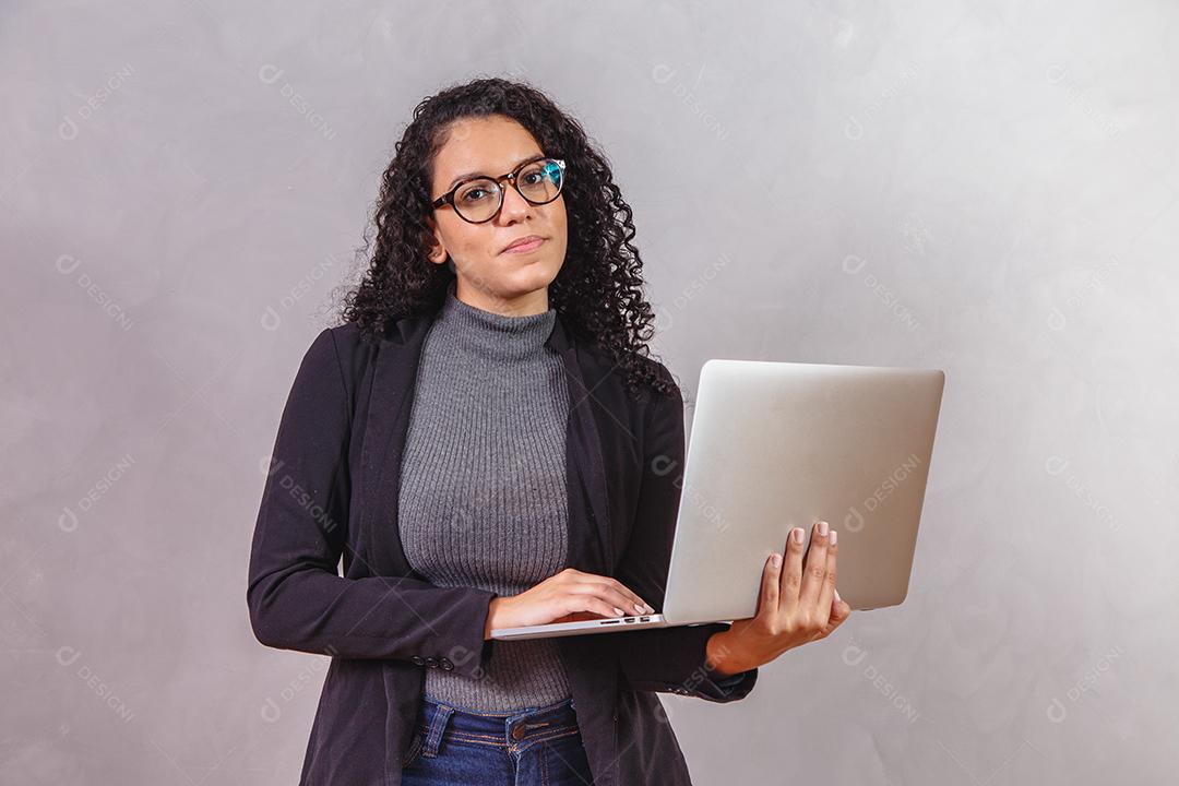 Mulher de negócios afro trabalhando online com computador portátil