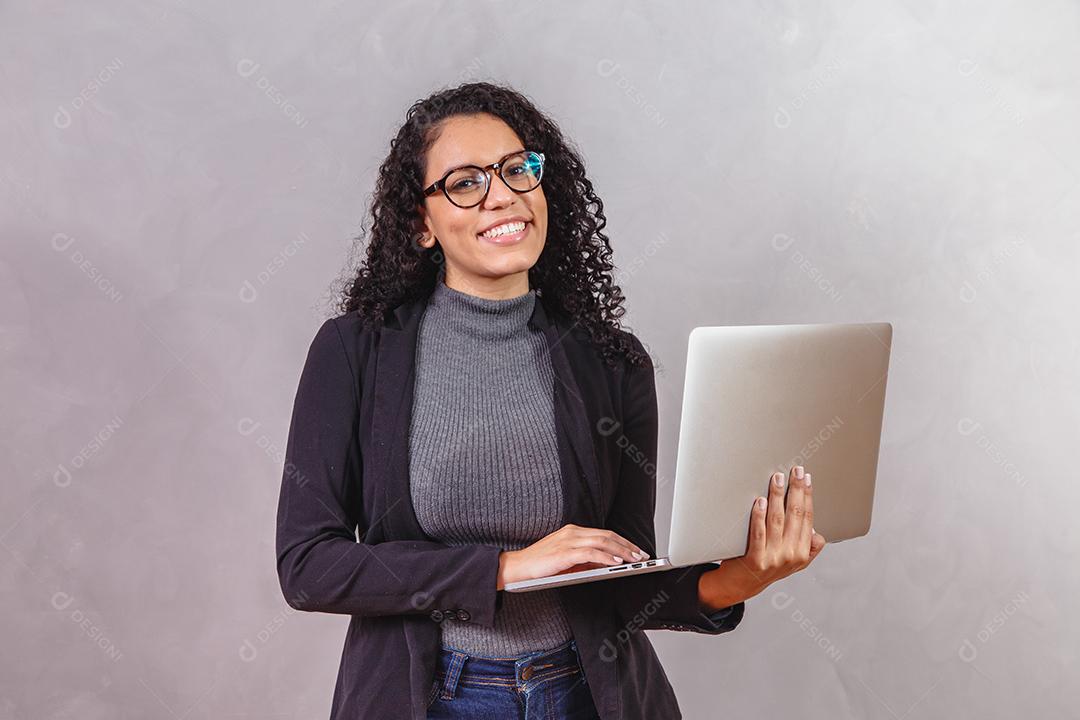 Mulher de negócios afro trabalhando online com computador portátil