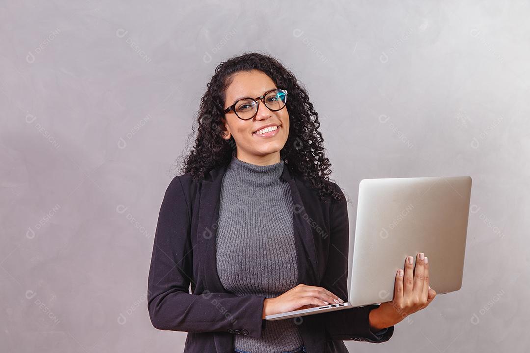 Mulher de negócios afro trabalhando online com computador portátil