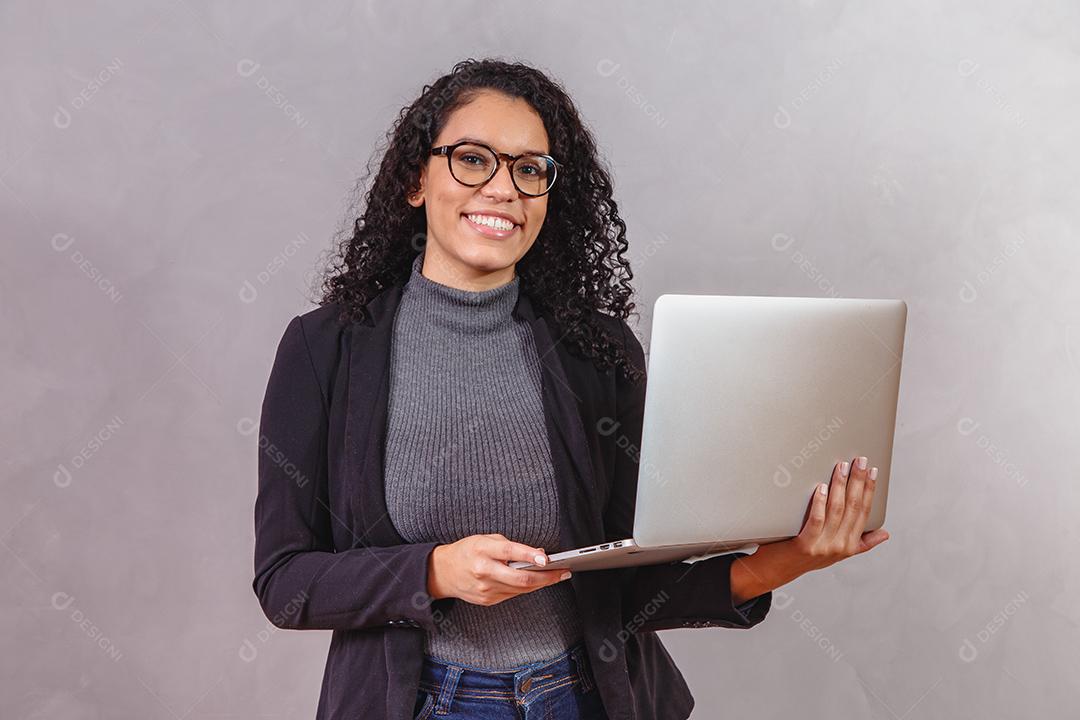 Mulher de negócios afro trabalhando online com computador portátil