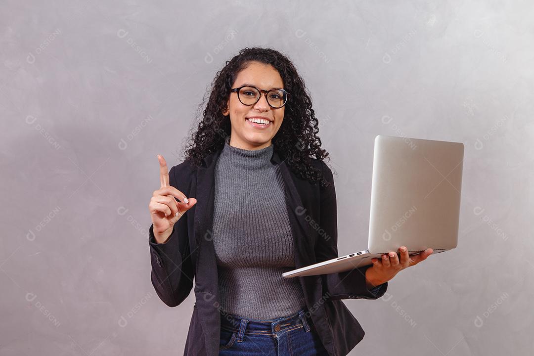 Mulher de negócios afro trabalhando online com computador portátil