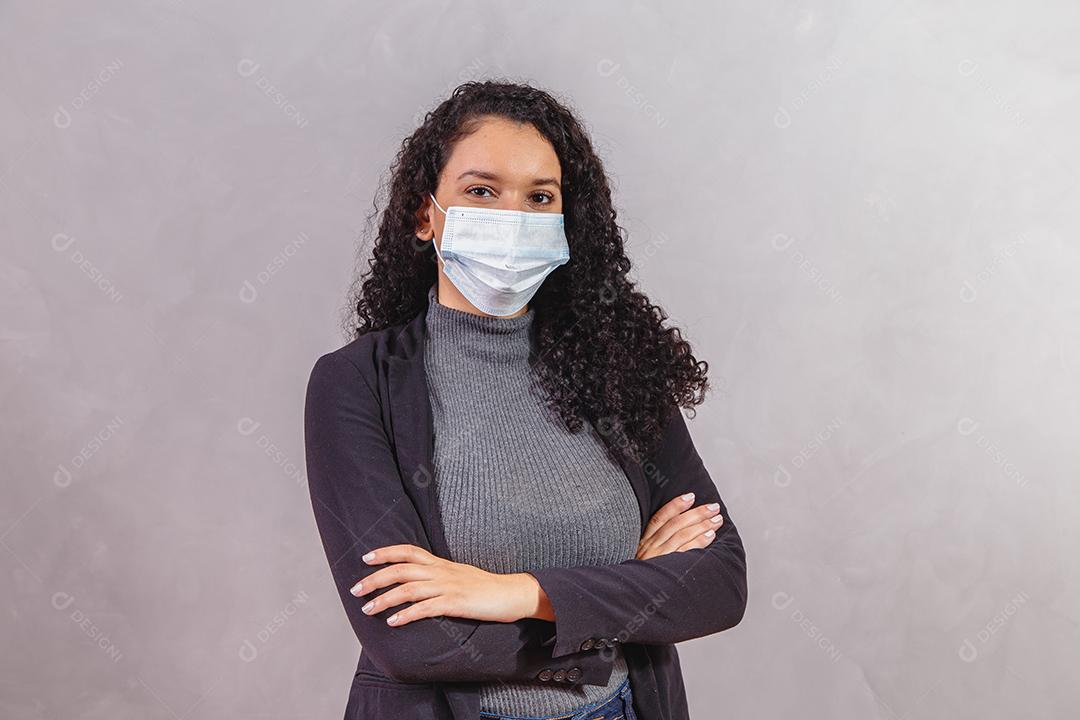 Mulher de negócios sorridente com braços cruzados