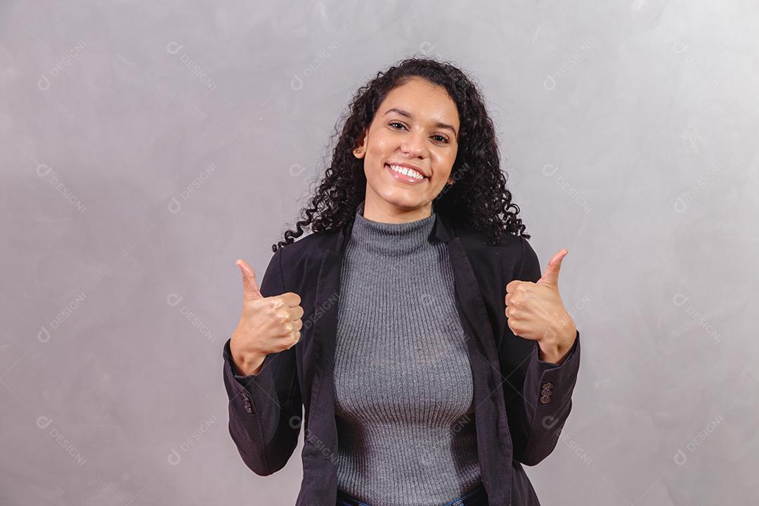 Mulher de negócios afro dando beleza